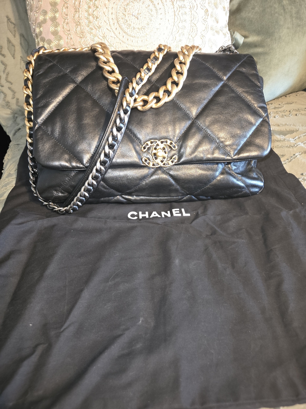 Chanel 19 Maxi - Black